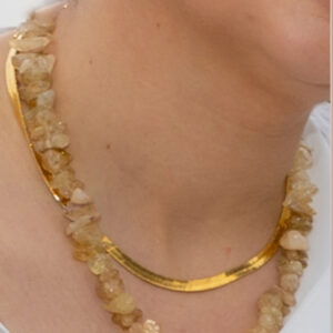 Colar com pedra citrino, pérolas naturais , pingente banhado a outro e pedra turquesa.